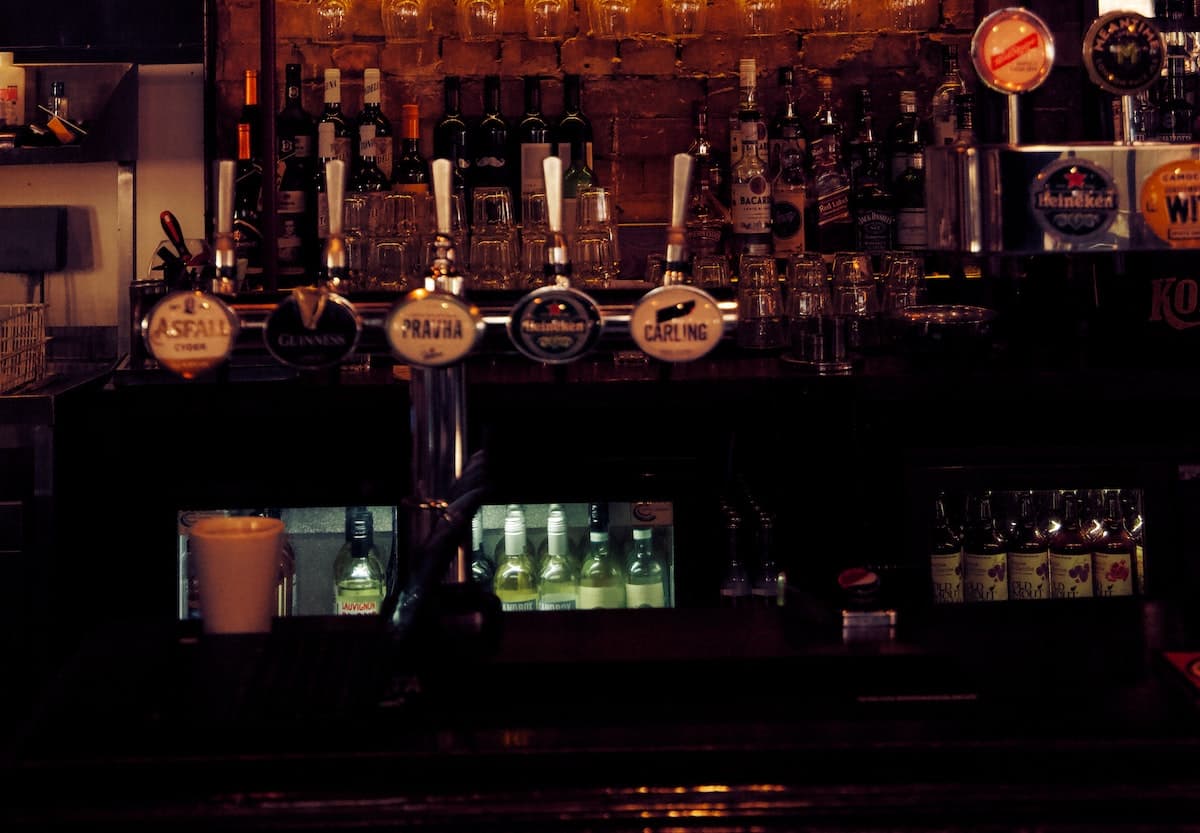 Des bouteilles placées dans un frigos de bar