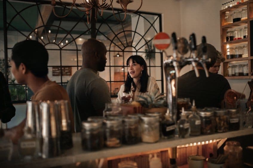 Un couple au bar