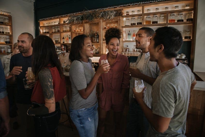 Un groupe d’amis au bar