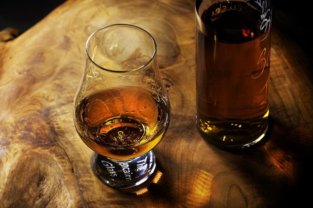 Une bouteille de rhum brun