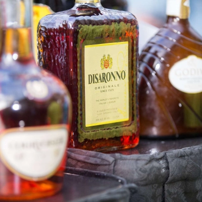 Les origines et la fabrication de l'amaretto